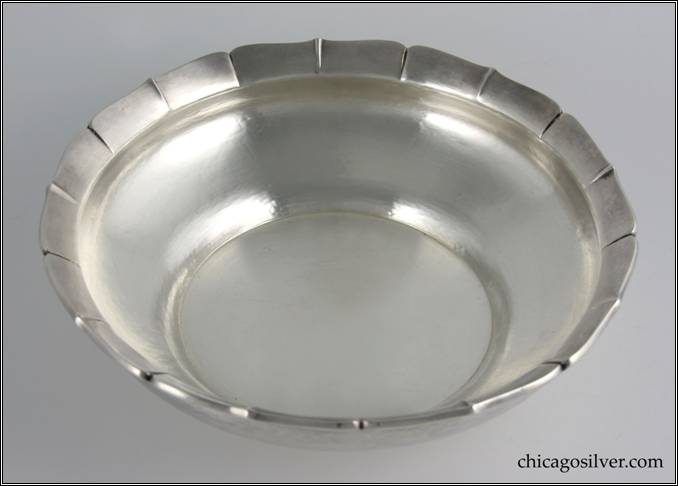 Kalo bowl, round, flaring and fluted, with flat bottom and inward and outward pointed flutes in a narrow "pie-crust" band at the rim