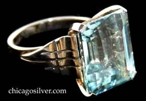 Kalo ring, gold, deco setting, with 15-carat rectangular aquamarine stone